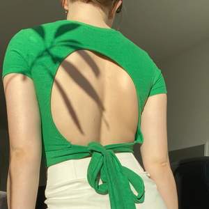 Härligt grön tröja från Gina tricot med öppen rygg och knytning! Supersnygg till både kjol och byxor😍 