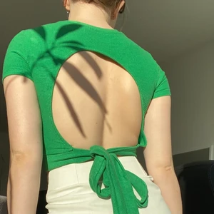 Tröja med öppen rygg💚 - Härligt grön tröja från Gina tricot med öppen rygg och knytning! Supersnygg till både kjol och byxor😍 