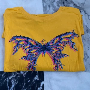 Overaized t-shirt - Helt ny t-shirt med ett fint fjärilstryck. Kan användas som t-shirt klänning om man är kort, annars funkar exempelvis blå jeans🤩   Köpare står för frakt💛