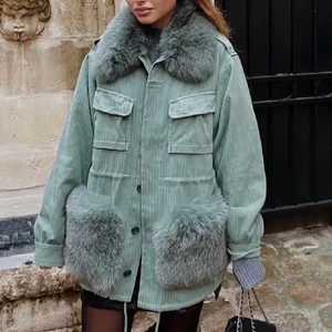 Custommade jacka - Säljer min kompis custommade jacka. Stolek S/M, gjordes i två storlekar s/m och m/L. Denna är alltså minsta. nyskick GAMLA MODLLEN💚 MINA BILDER