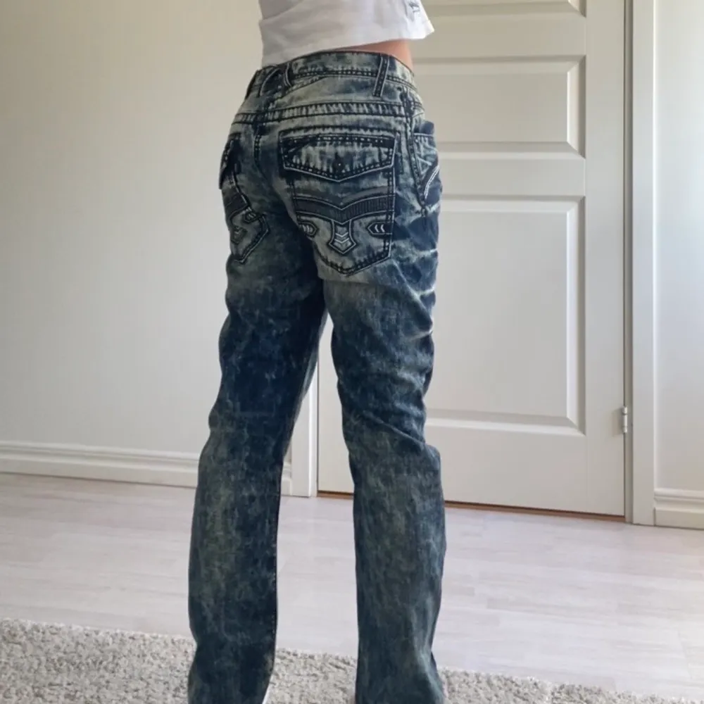 Skit coola jeans från cipo & Baxx. Är väldigt nya och använder nästan aldrig. Unika fickor! Väldigt långa, jag är 176🦬🦬. Jeans & Byxor.