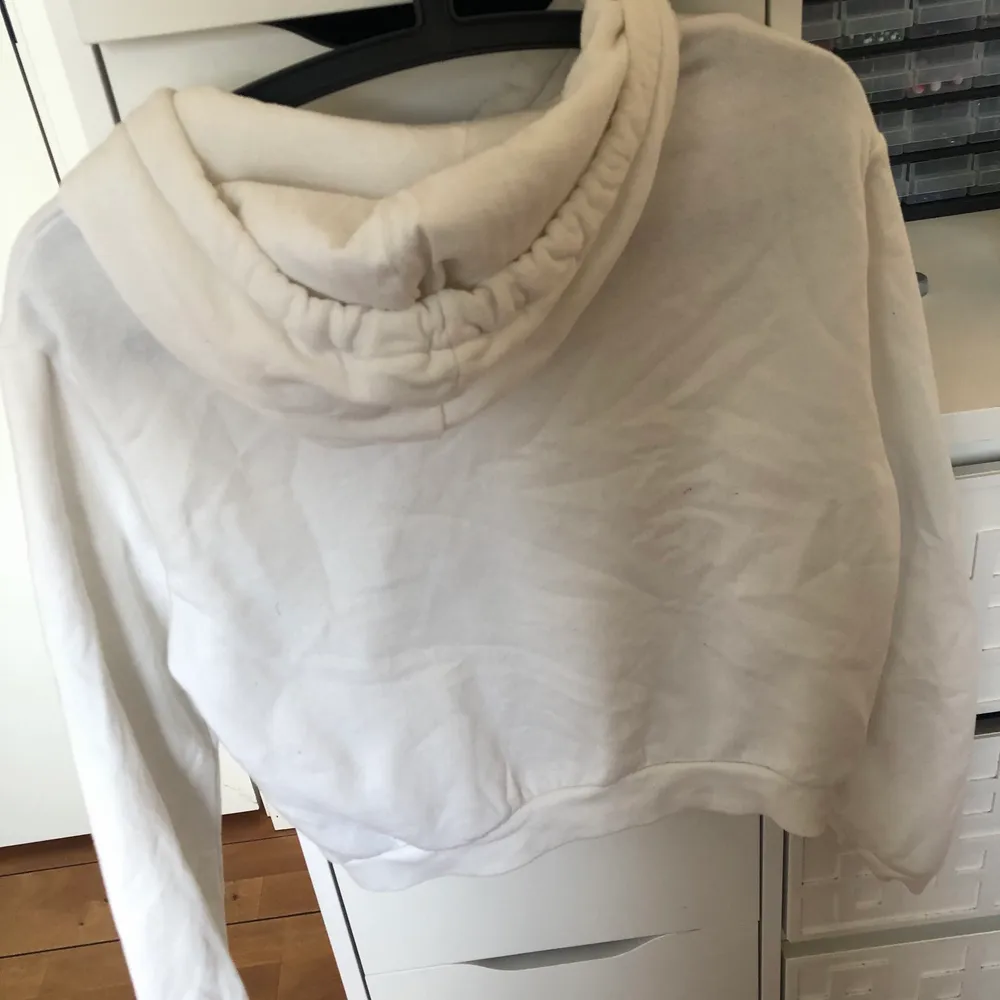 Hoodie från H&M! Köpte 2020, ganska använd💫 storlek xs, men passar mig med S💞. Tröjor & Koftor.