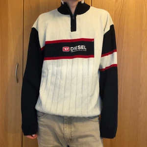 Disel sweater - Storleken är XL. Jag är 187 cm lång och den sitter bra på mig.
