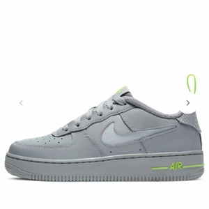 Nike Airforce 1  - Säljee dessa Nike Airforce 1 helt nya använda endast 1 gång så det finns inga defekter alls. Använda med squeeze skydd som jag också säljer. Säljer dessa för 1000kr men med squeeze 1050kr💖 grå med gröna detaljer💚