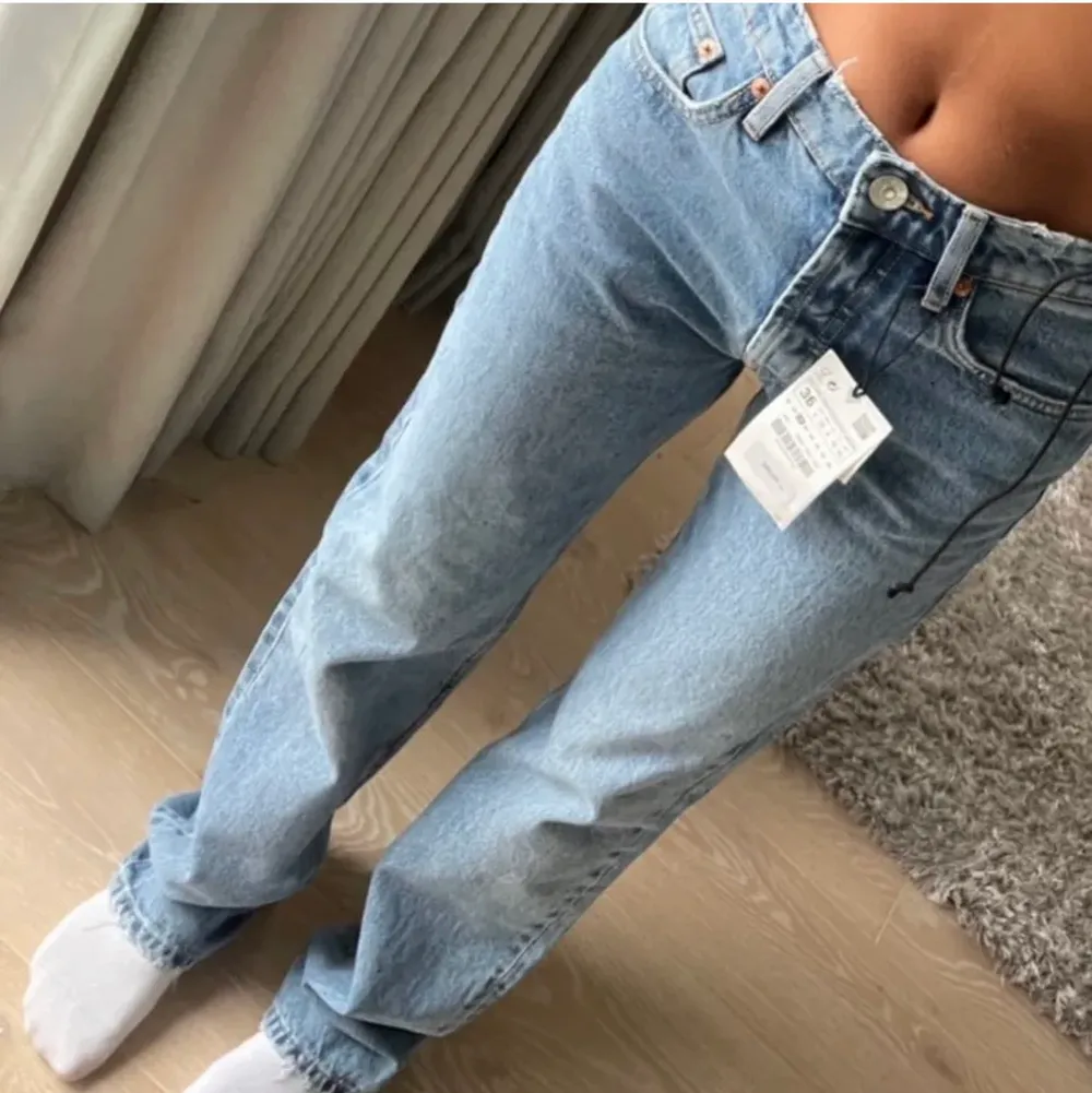 säljer mina mid rise jeans i storlek 34, säljer pga av att jag har ett par exakt likadana! relativt nya och inga defekter, jeansen säljs inte mer (lånade bilder)💞. Jeans & Byxor.