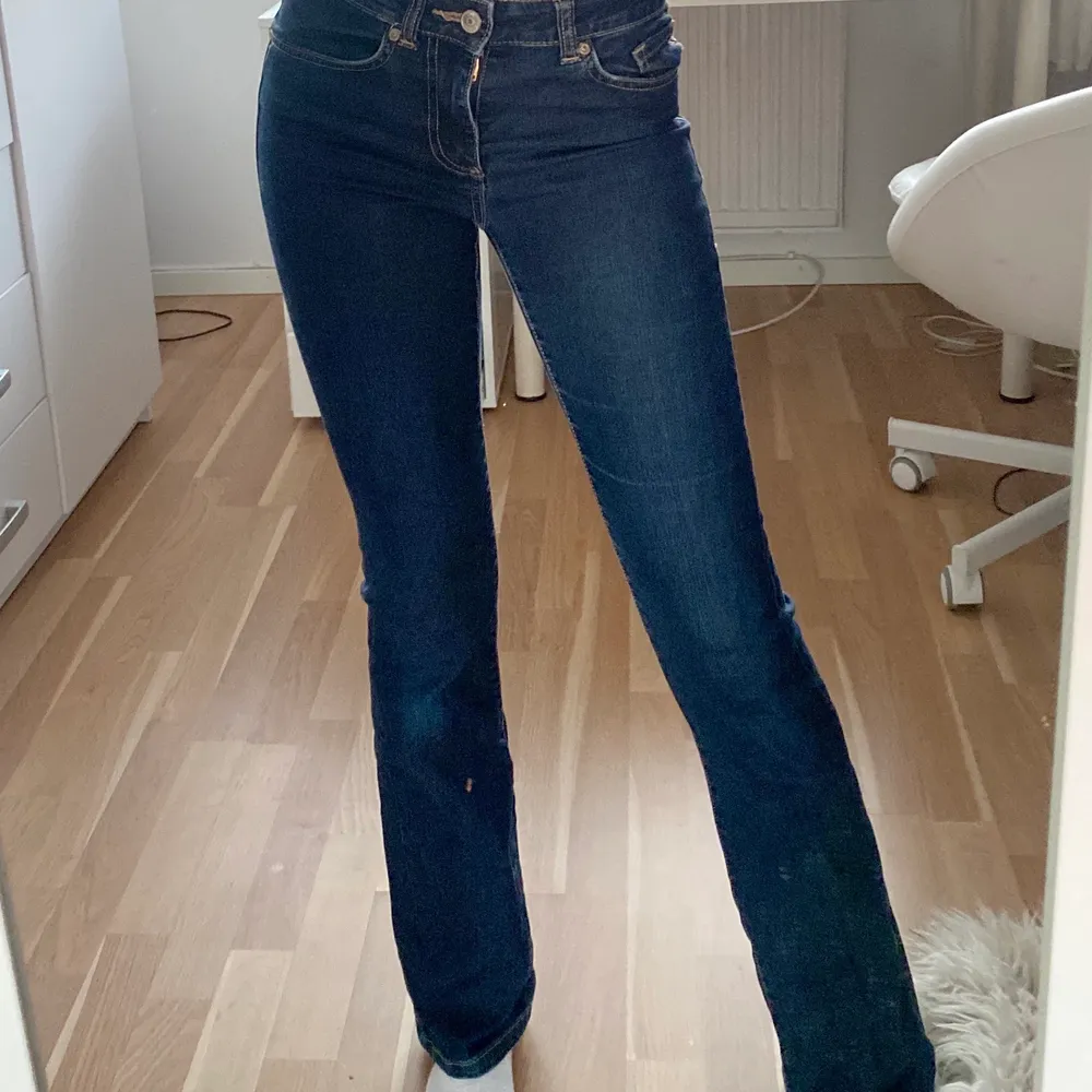 Säljer dessa fina bootcut jeans då de är för små för mig. Är 169 cm lång!. Jeans & Byxor.