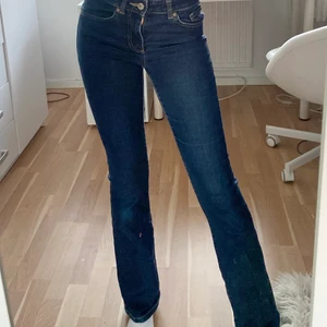 Mörkblåa boot cut jeans - Säljer dessa fina bootcut jeans då de är för små för mig. Är 169 cm lång!
