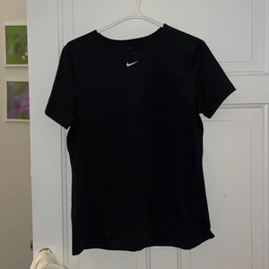 Nike tröja - Nike t-shirt, helt oanvänd köpt från stadium. Hör av dig om du är intresserad 🥰