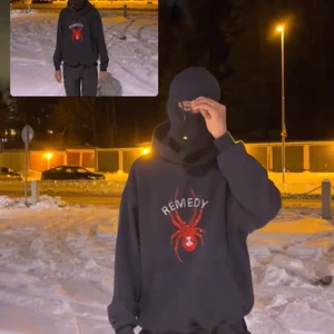 rhinestone hoodie strl S - En snygg rhinestone hoodie som tyvärr var fel storlek för mig. jag köpte den på best yet to come. kostade mig 700 kr med frakt för tröjan. den är bara testad en gång. kan mötas upp i Norrtälje eller fraktas.