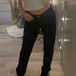 Zara Jeans  - Jättesnygga svarta straight Zara jeans som sitter midrise och har inte använts alls pga fel storlek :( Kom privat för frågor!! ❤️ lånad bild men samma modell ⚡️⚡️