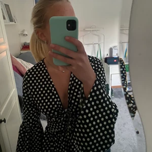 Prickig tröja  - Säljer denna prickiga tröja från NAKD. Köpte för något år sedan men den har inte riktigt kommit till användning. 