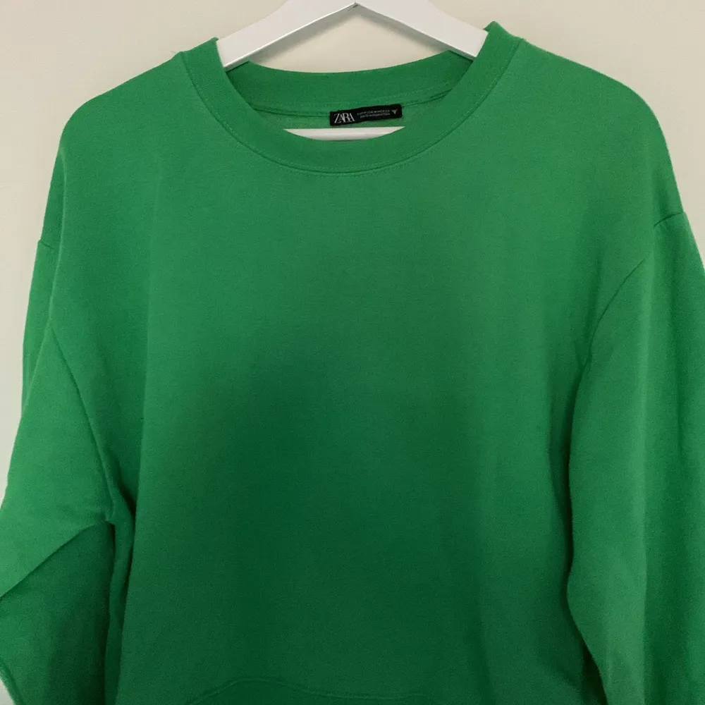 Säljer min gröna zara tröja som tyvärr inte kommer till användning längre men är i nyskick💕. Tröjor & Koftor.