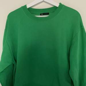 Säljer min gröna zara tröja som tyvärr inte kommer till användning längre men är i nyskick💕