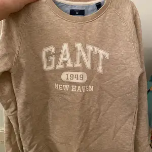 Gant sweatshirt från kbs. Den är i barnstorlek st 13-14 men är samma som xs/s. Använd i nyskick. Tvättas innan 