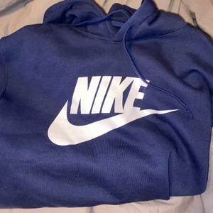 Nike Hoodie - Fick hoodien i present när jag fyllde år i storlek L, den var tyvärr för stor för mig och jag glömde byta tröjan i tid. Därav säljer jag tröjan.   Tröjan är i helt nyskick.    Cond: 10/10,   Storlek: L  Ursprungligt pris: 650 kr