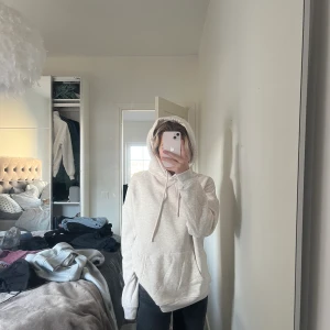 Hoddie från Nelly  - En Hoddie från Nelly som knappt är använd då den är för stor för mig. Det är storlek XS men den är oversized.