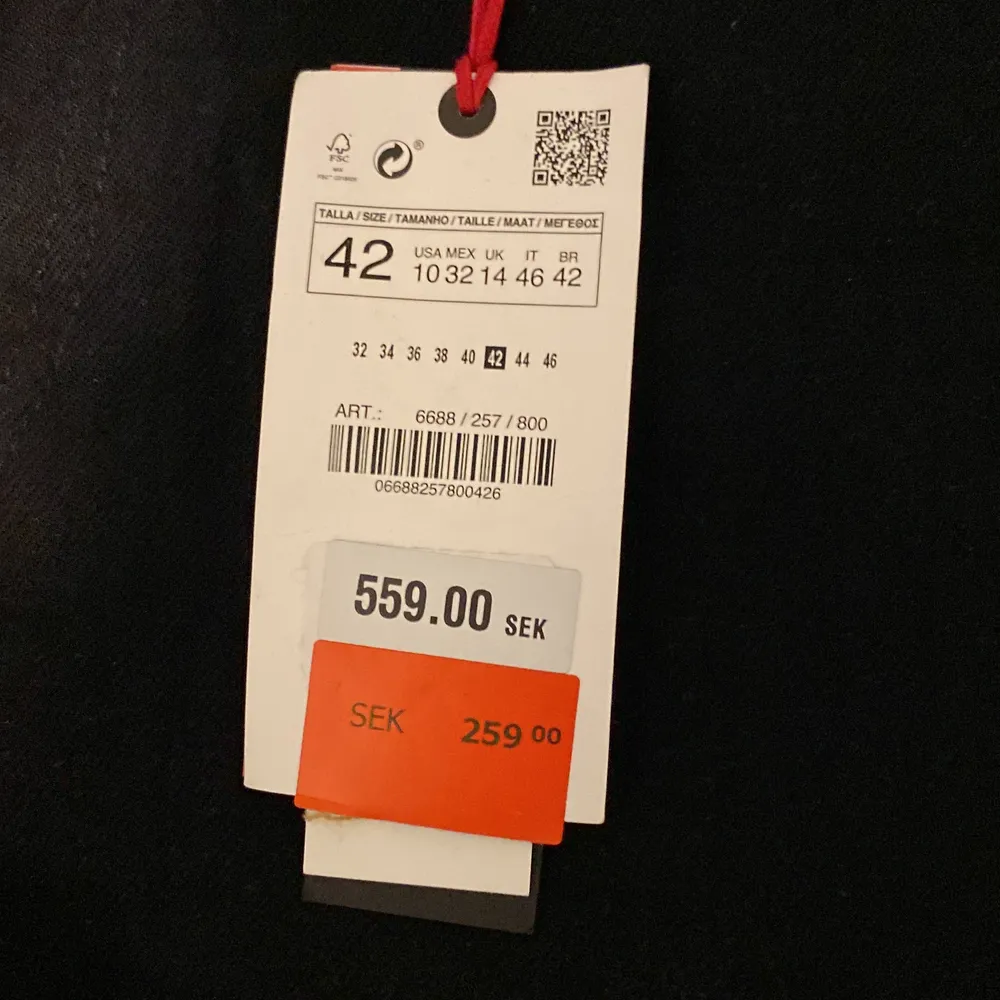 Helt nya Zara Jeans, slutsålda i affär och online. Köpte den i December men den har lagt i påsen sen dess. Säljs p.g.a. fel storlek och går ej att lämna tillbaka i butiken eftersom datumet har gått ut. Kostade först, innan rea, 559kr, och 259kr efter rea.. Jeans & Byxor.