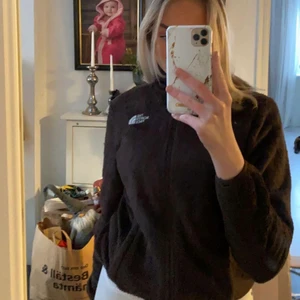 The North Face Teddy jacket Size S/M  - Mjuk och gosig kofta med krage från The North Face, jag tycker den är i bra skick! 780+frakt ❤️  eller bud 