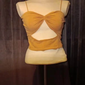 Topp från Gina Tricot - Det är en topp som jag har ändrat så den ser ut så men jag säljer den pågrund av att den är förliten. 