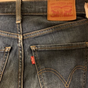 Levis jeans, blå - Fina blå Levis jeans i fint skick. Storlek 24, mile high super skinny.💙✨ nypris 1200kr.