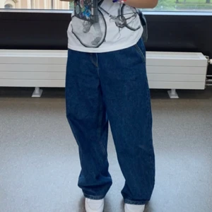 Skater jeans - Dags att sälja favoriten! I behov av pengar och hittade bättre jeans💕 frakt tillkommer på 66kr spårbart                                           Jag tog en storlek för stor för att de skulle vara mid/låg midjade (de är egentligen högmidjade)💕💕