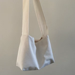 Väska - Hemmasydd väska av mig! Brett band och fodrad🤍