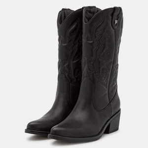 MTNG- Cowboy boots  - Dessa cowboy bootsen är verkligen något helt annat!!! Passar perfekt till både vardags men också till fest med någon snygg topp och en kjol. Klacken är helt perfekt enligt mig och ABSOLUT INTE svåra att gå i, man får inte heller alls ont i fötterna. Köpa från Zalando och helt slutsålda. Använda endast en gång så i nyskick. Buda från 450 eller köp direkt för 700 exklusive frakt!!