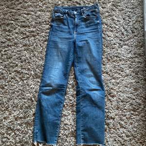 Säljer dessa blåa Jeans från H&M i storlek 36, jag är 164 cm lång. Säljer då de inte kommer till någon användning längre. Köptes för 400 kr, jag säljer de för 80kr (Priset går att diskuteras) Frakt tillkommer. Hör av dig om du har några frågor💞💞