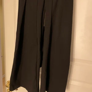 Byxor ifrån Gina Tricot - Säljer dom här utsvänga (mjukis/leggings) byxorna ifrån Gina i strl S för 100kr. Fint skick