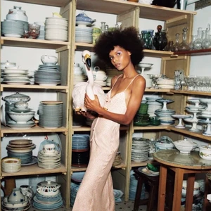 Blommig klänning  - Rosa klänning med blomdetaljer! Slutar vid smalbenen. Aldrig använd med prislapp kvar. Säljer pga för liten och retur tiden är passerad. Frakt inräknat i priset 