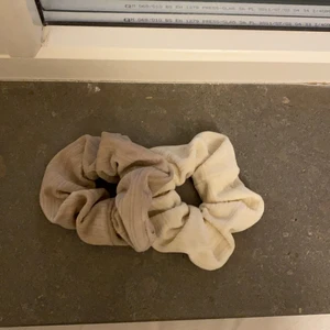 Två pack schrunchies  - Två fina mjuka schrunchies gjorda av samet i färgerna mjölk och kaffe. 25kr styck och 39 kr för båda. GRATIS FRAKT!!