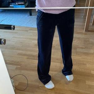 Juicy couture stl XXS - Juicy couture byxor i färgen Night sky och stl XXS. Säljer för att dom va lite för tighta. Kanske kan byta mot en annan färg eller i XS. Ser nästan helt oanvända ut och känns som nya. 