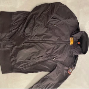 Parajumper windbreaker stl:xs - Parajumper windbreaker stl xs säljer den eftersom den är för liten för mig. Nypris är runt 4500 men säljer den för 1600