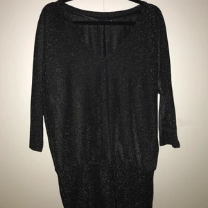 Tröja - Detta är en snygg tröja (blus), men den kan även bli till en klänning om man har en mindre storlek. Storleken är M, men den är stor i storleken, så skulle säga att den är L också. Festlig och perfekt till nyår eller jul. Skönt matrial och väldigt fint skick. Kontakta mig för fler bilder. Priset kan diskuteras! 😊