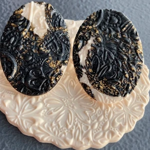 Handgjorda örhängen  - Handgjorda örhängen av lera. Fri frakt. Samfraktar. Kontakta för flera bilder eventuellt video. Storlek ca 4 cm Står ej för postens slarv 