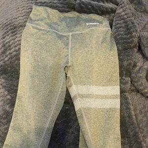 Stronger byxor  - Säljer dessa då dom börjar bli för små!! Sytt ihop för pga av ett hål!!! Strl xs men passar xxs oxå!!! Nypris 500kr mitt pris 100kr + frakt (står inte för frakten)