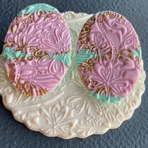 Handgjorda örhängen  - Handgjorda örhängen av lera. Fri frakt. Samfraktar. Kontakta för flera bilder eventuellt video. Storlek ca 4 cm Står ej för postens slarv 