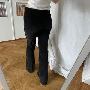 byxor marlboro - byxor från marlboro classics i svart manchester. lågmidjade och bootcut. jag är 173cm. skriv om bild hur de ser ut framifrån, fick inte plats i annonsen! de har ett mönster på sidorna (se 1a bilden)