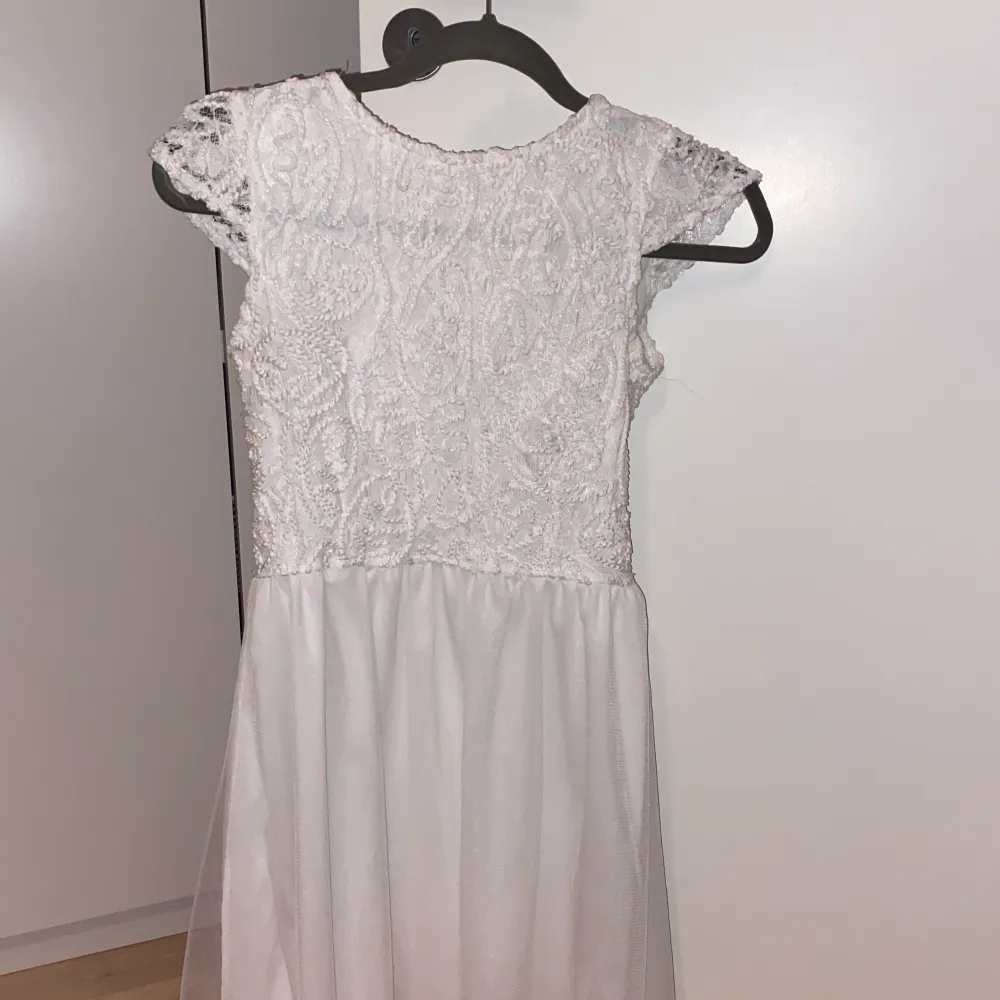 En jättefin vit klänning som funkar både som sommarklänning och studentklänning!! Storlek 36. Nyskick! 💕 kostade egentligen 600 . Klänningar.