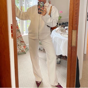 First choice pants tall - Kostymbyxor från djerf avenue. de är storlek XL men har sytt in dem lite i midjan så kan meddela mått vid intresse🤗 De är insydda hos skräddare!!