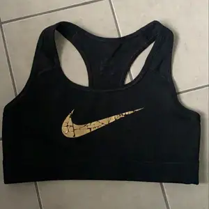 Säljer min sporttopp ifrån Nike, köparen står för frakt.💓