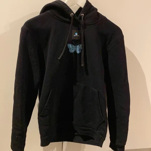 The Cool Elephant  - Använd sparsamt inga defekter💕. Köpte hoodien från deras hemsida❤️ 