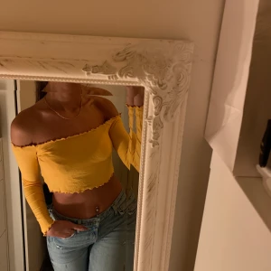 Gul croppad top  - Gul croppad topp som är off-shoulder. Använd 1 gång. 