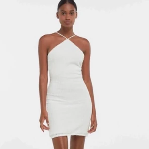 Klänning - Rensar lite bland klänningarna och tyvärr har inte denna pärla kommit till användning än 💔