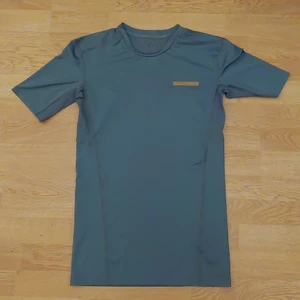 A-Z - grå träningströja  - Tröjan var en present från min farbror som hade köpt i storlek S istället för XS som han råkade köpa året tidigare. Detta året hade jag nyligen gått upp till storlek M och tröjan blev för liten för mig. Tröjan är i bra skick då den endast är använd en gång. A-Z var Zlatan Ibrahimovic klädesmärke som tyvärr gick I konkurs för något år sedan.