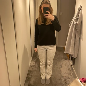 Grå lågmidjade jeans - Säljer dessa ljusgrå lågmidjade jeans som jag köpt second hand. Vet inte vad märket är och hittar heller ingen storlek men de sitter lite stort på mig som brukar ha 36/38❤️ kan fixa exakta mått om det önskas. Pyttelite korta på mig om är 170cm