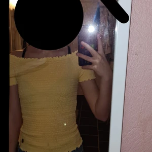 Gul topp - En gul liten topp som är använd bara några ggr. Väldigt stretchig (stav) så kan även användas för dom som har två storlekar större. 💛 Priset kan diskuteras.