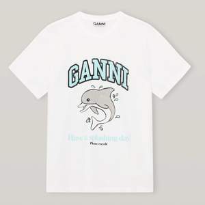 Supersnygga populära blåa delfin t-shirten från Ganni, helt slutsåld, helt ok skick fast ändå bra!💙💙💙                                                   (det finns tre st mini hål i tröjans vänstra nedre del men de syns knappast när tröjan är på)