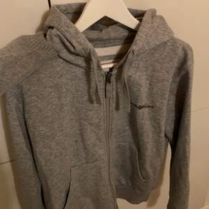 fin grå hoodie från Henri Lloyd i storlek Xl🖤 Den är ganska liten i storleken så skulle säga att den passar M bättre.