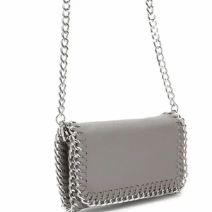 Väska Tiamo - Supergullig Tiamo väska som passar till allt 💕 Inga skador eller fläckar, rymmer väldigt mycket. Skriv för fler bilder 🥰